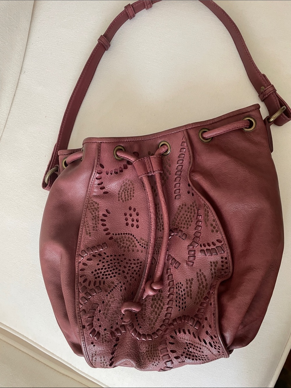 FryeWomen's Drawstring Shoulder Bucket Bag in Wine